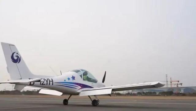 男人开飞机带父亲返乡 空中赏景新体验