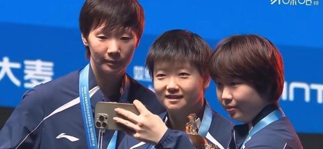 颁奖仪式：王曼昱合影主动让c位给孙颖莎，莎莎退场再次走错路 国乒温情瞬间