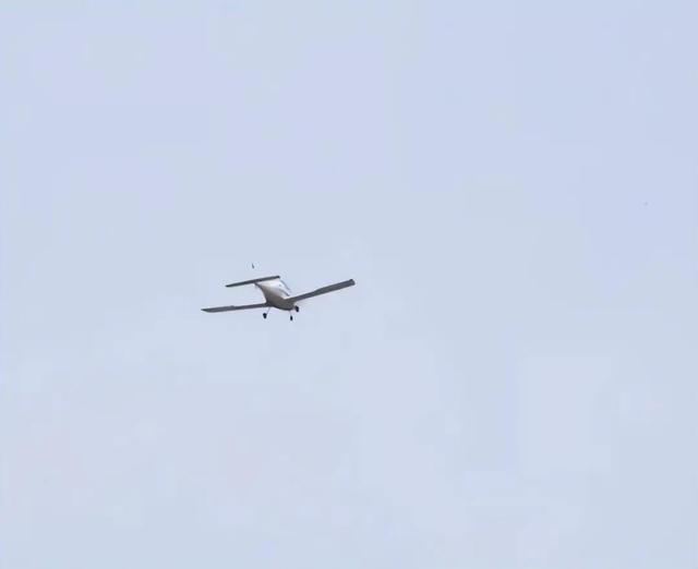 男人开飞机带父亲返乡 空中赏景新体验