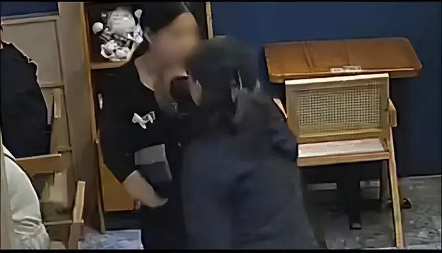 顾客等餐26分钟辱骂推搡女服务员 店方要求道歉遭拒