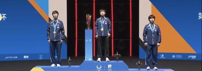 颁奖仪式：王曼昱合影主动让c位给孙颖莎，莎莎退场再次走错路 国乒温情瞬间