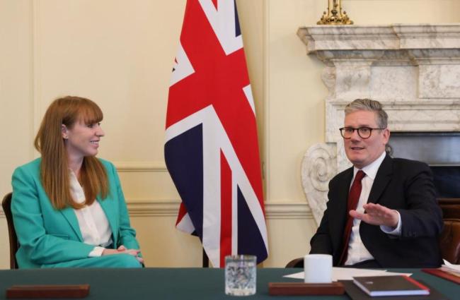 英媒：幕僚长辞职重创斯塔默 首相地位岌岌可危