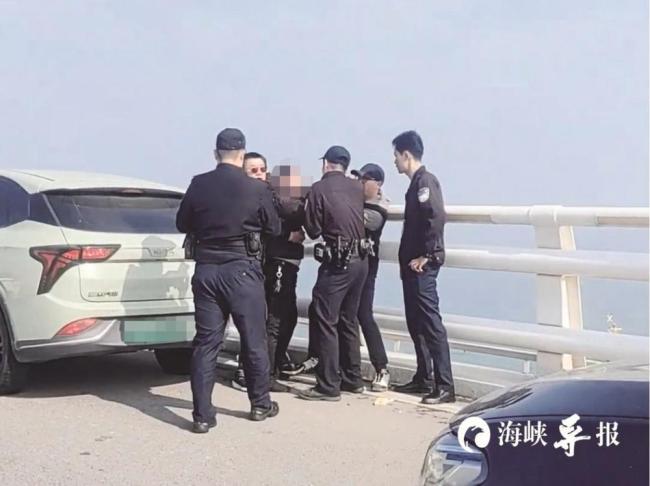 路过司机将轻生男子死死拽住 三人合力救人