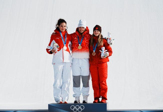 穿过一路荆棘，同样的银牌，不同的光芒