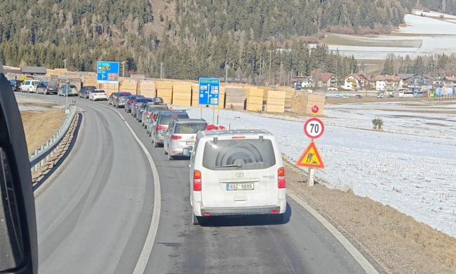 米兰冬奥运送两万人上山有多难 唯一进山道路“失守”