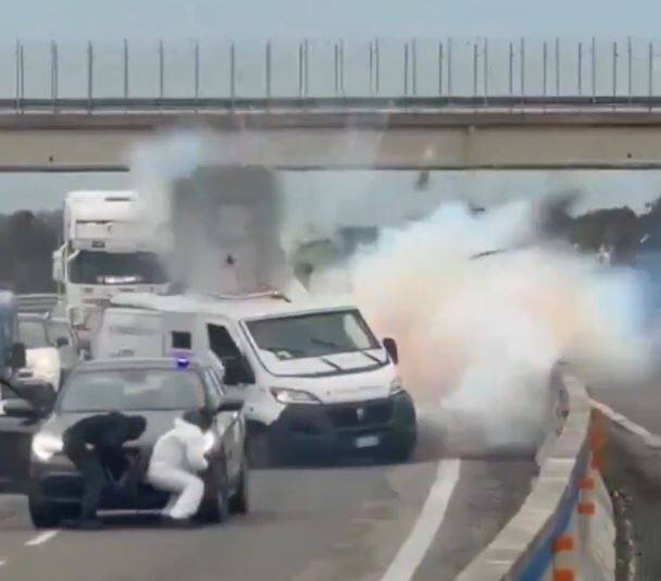 意大利武装团伙公路上抢劫运钞车