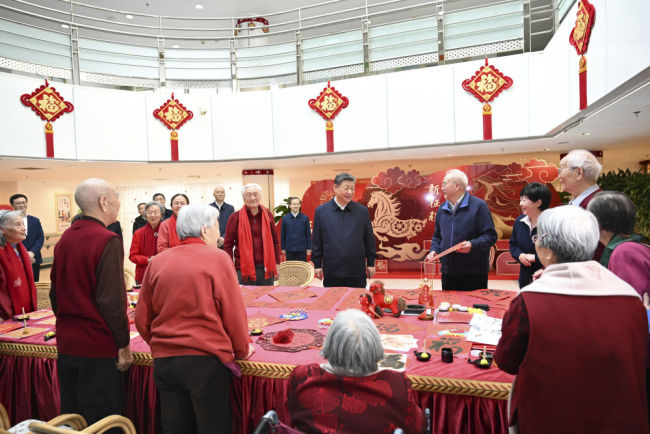 新华图讯丨习近平春节前夕在北京看望慰问基层干部群众