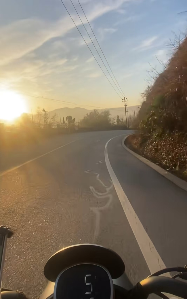 女子骑电动车近2个月从上海回广西 勇敢追梦旅程