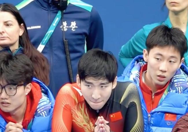 王濛现场不雅战速滑混接 看得快哭了 林孝埈场边万古间垂头抱着脸