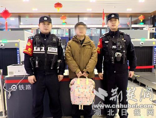 湖北保康民警找回遗失背包 暖心服务获赞