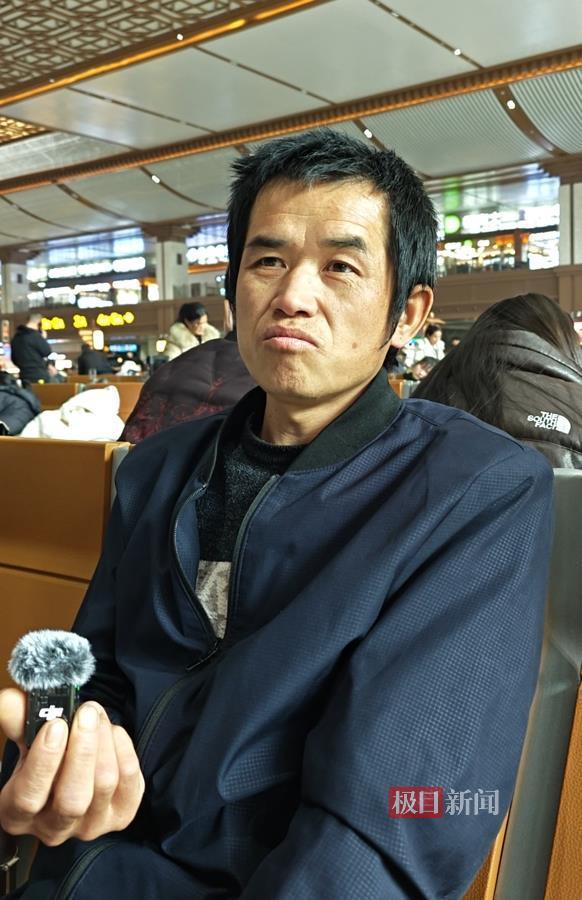 男子买21小时无座票回陕西 春运返乡人潮涌动