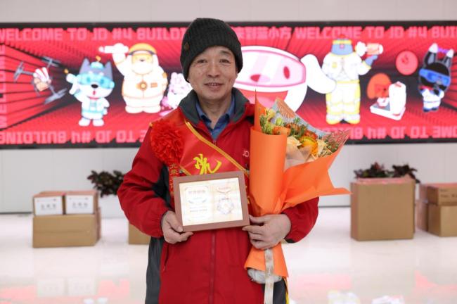 10部门投入京东快递员退休典礼：北漂老哥15年领北京待业金