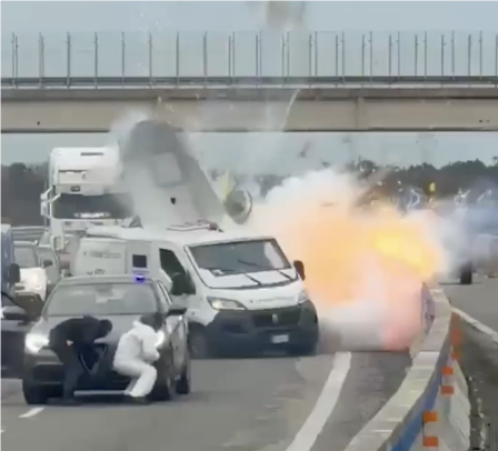 意武装团伙公路上抢劫运钞车 蒙面劫匪伪装警察作案