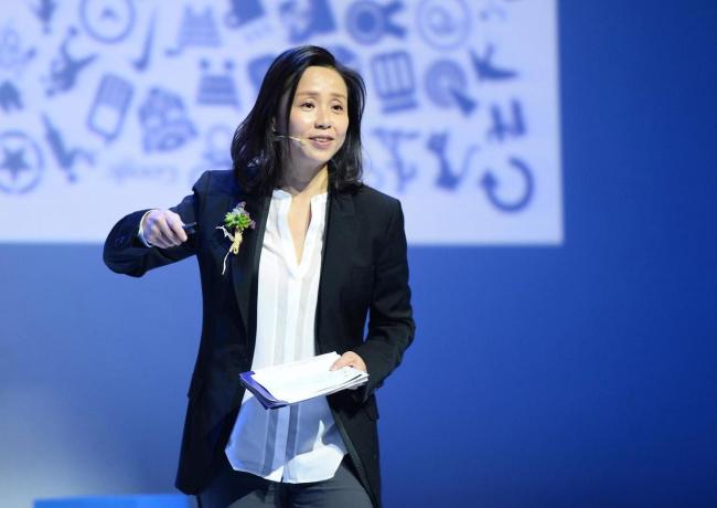 哇唧唧哇年会龙丹妮上台跳舞 魔性舞姿引热议