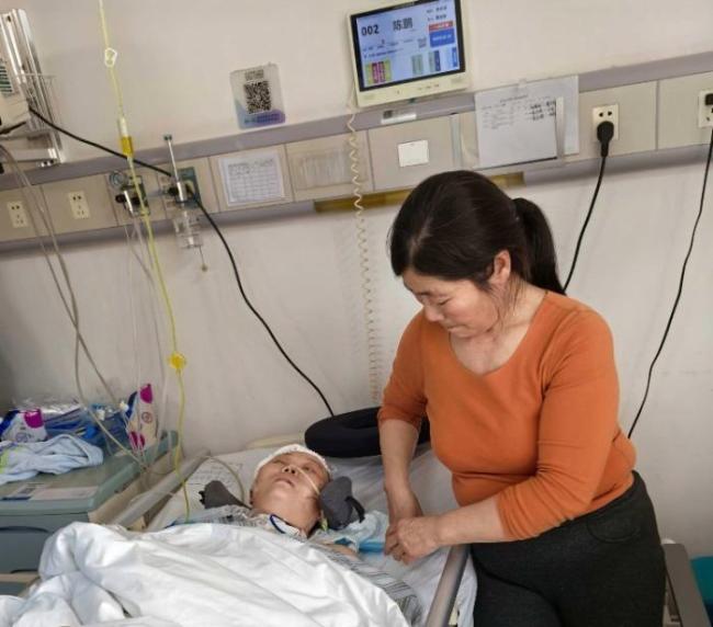 公公丈夫2天相继离世大姑子在ICU 家庭突遭三重打击