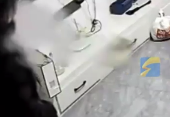 妈妈用微波炉热卤蛋 刚取出拿到手里瞬间爆炸