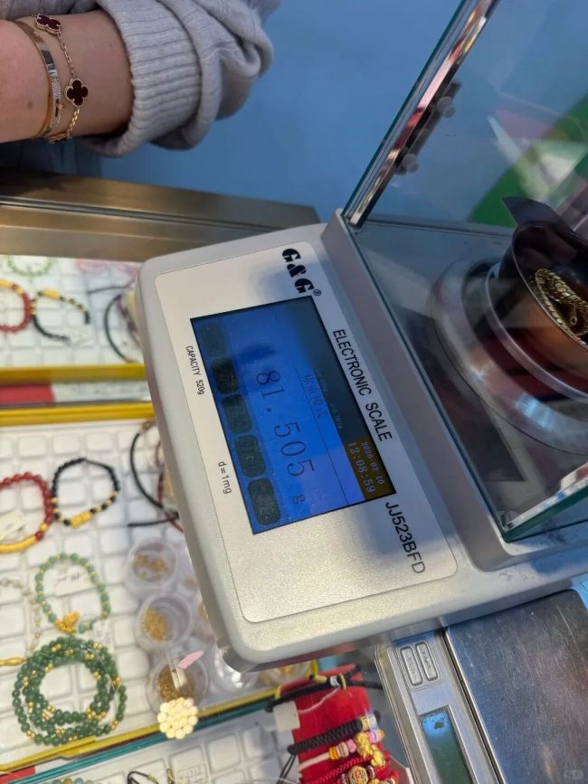 81克价值10万金项链被忘在地铁 失而复得