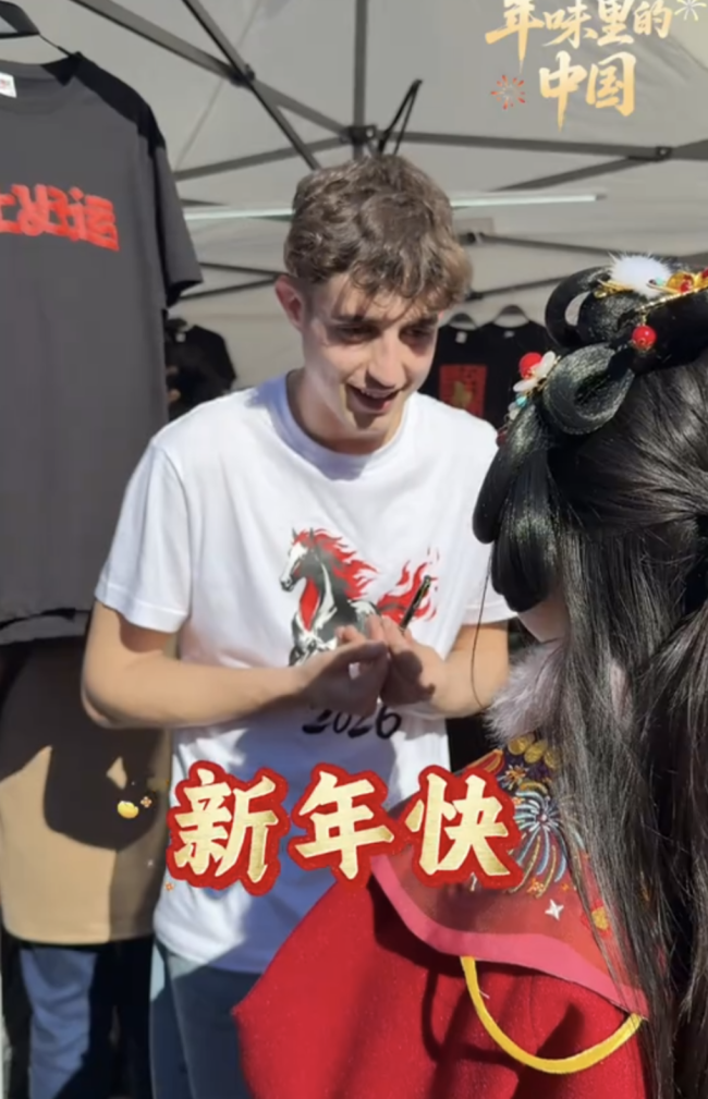 在西班牙庙会教老外说“新年快乐”