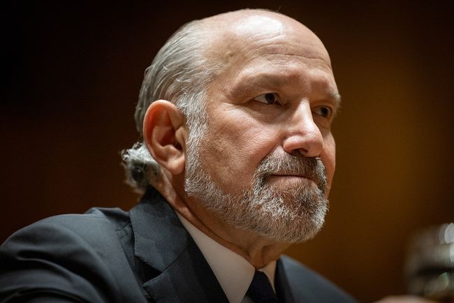 白宫为其辩护，美商务部长涉爱泼斯坦案被逼辞职