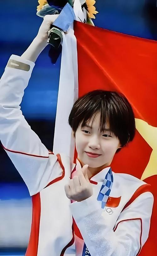 陈芋汐主持跳水队新春晚会 从容掌控舞台