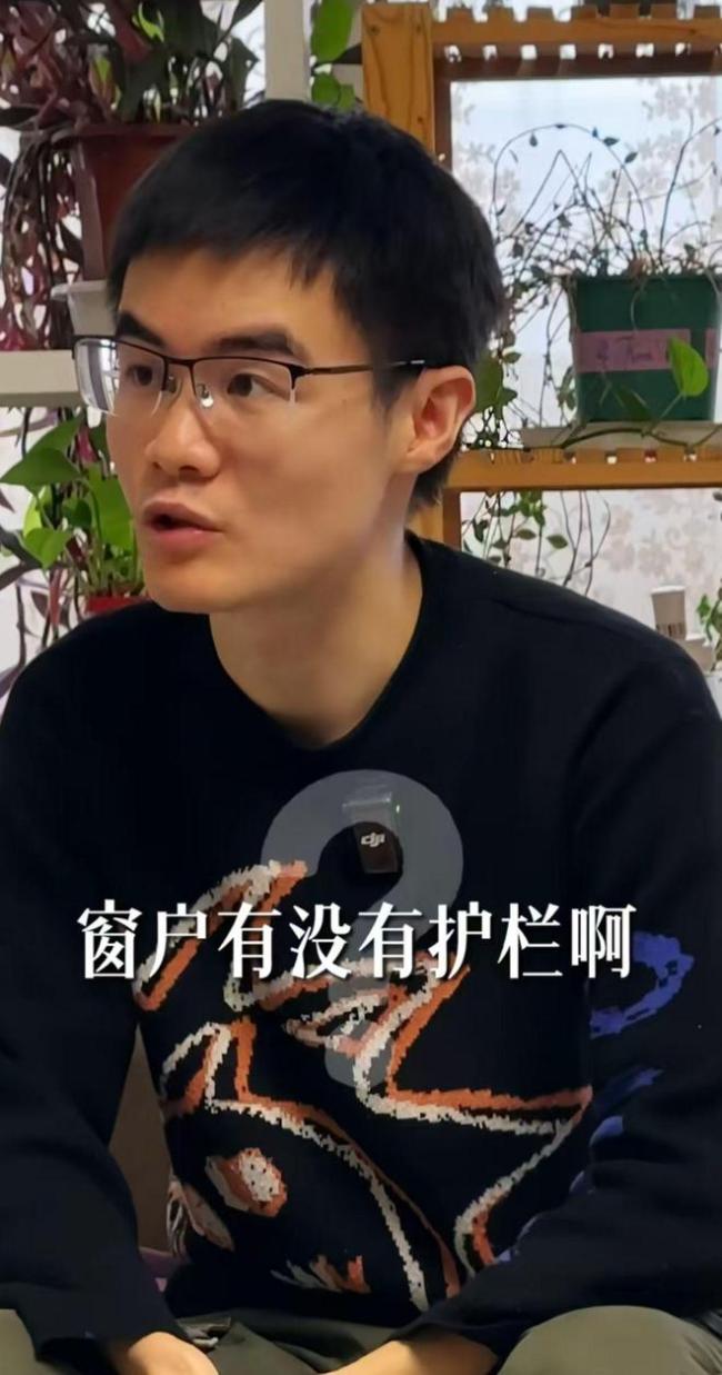 男子照料瘫痪妻子2年感动网友 不离不弃的爱情典范