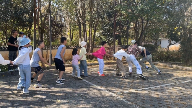 一家35口人开大巴自驾游当事人发声 温暖旅程弥补陪伴缺失