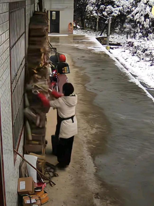 女生小心翼翼取柴火反把柴火堆弄塌 网络狂欢背后的集体记忆