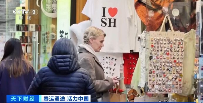 融入春运大潮 外国游客沉浸式感受中国年味