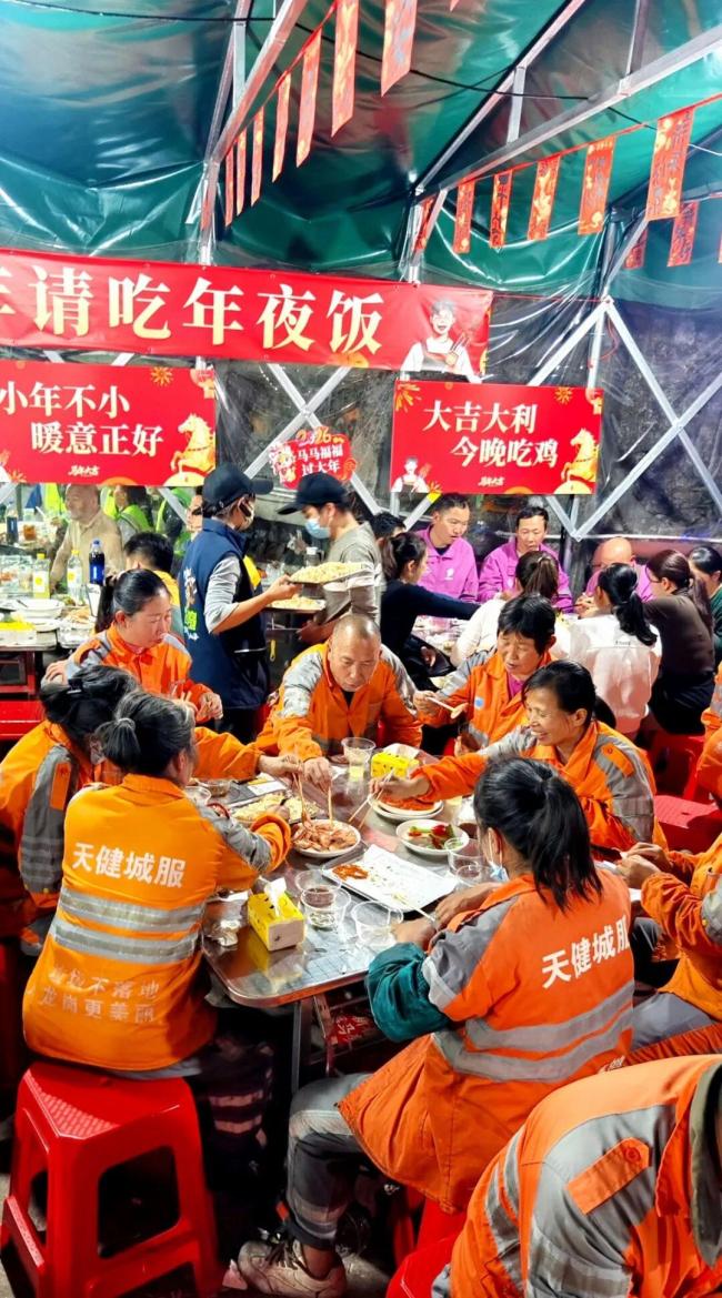 烤鸡少年请100人吃小年夜饭 致敬城市守护者