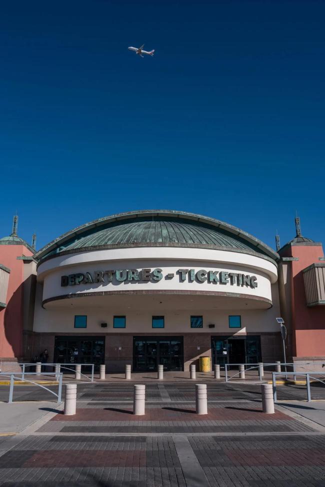 美国一城市突然被关闭空域 激光武器误击气球