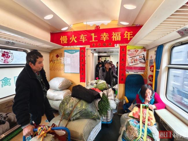 68岁慢火车最低票价仅4元 秦岭深处的温情旅程