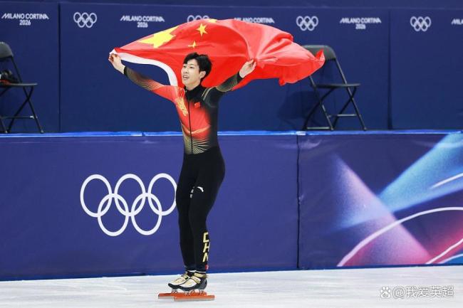 孙龙身披国旗绕场后仔细叠好 逆袭夺银感动全场