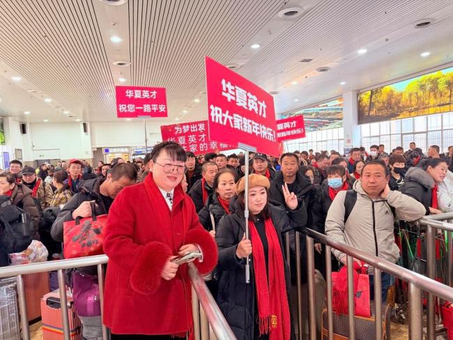 女老板连续10多年包火车送员工返乡