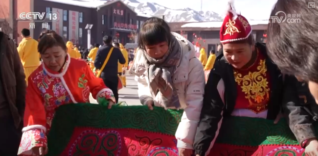 百饱读都鸣 多彩习尚“引客来”瑰丽非遗年味浓