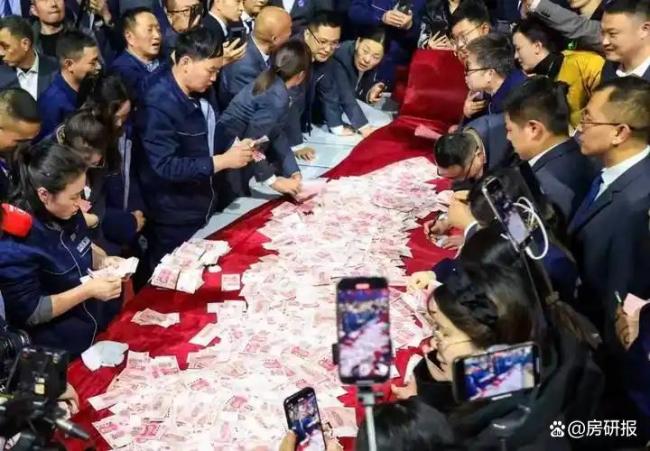 媒体评企业拿1.8亿发年终奖