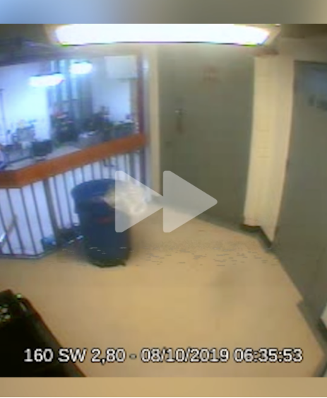 爱泼斯坦尸体最先被送早餐狱警发现 监控画面首次公开