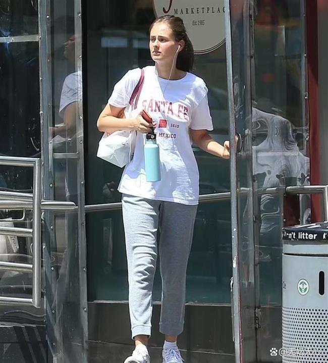 爱泼斯坦死前曾与母亲旺盛通话 精巧电话背后的真相