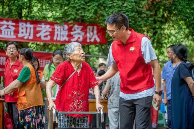 成都向困难群众发放春节补贴