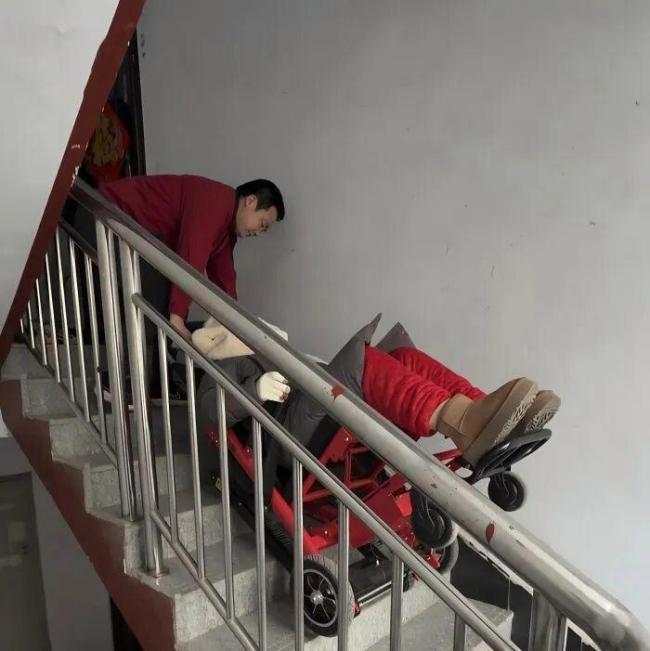 小伙“背”起30多个被困的人生