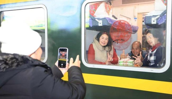 这趟火车不一般 上车就是热乎炕 东北味溢出屏幕