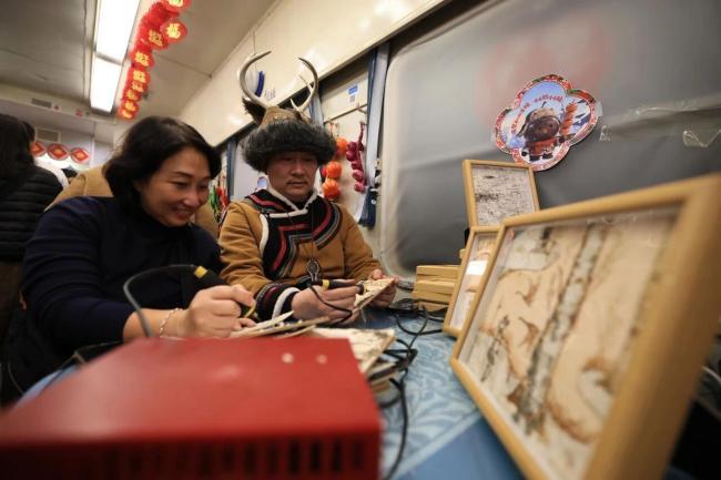 这趟火车不一般 上车就是热乎炕 东北味溢出屏幕