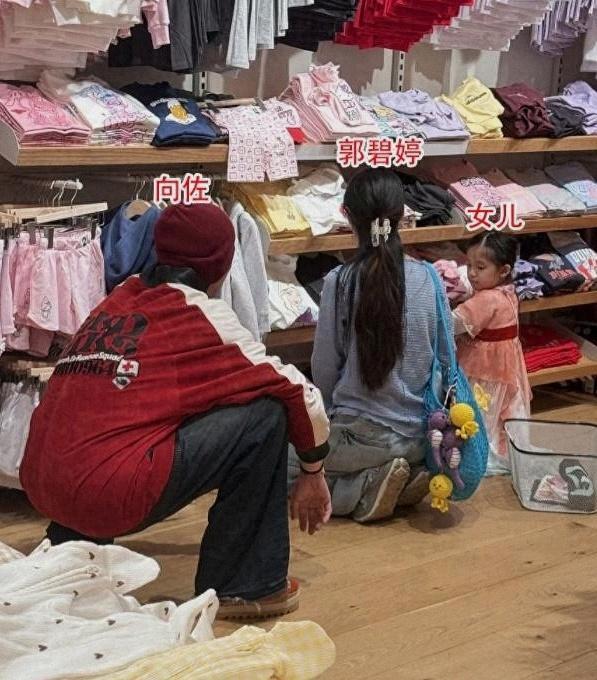 新加坡偶遇向太郭碧婷 家庭温馨陡然