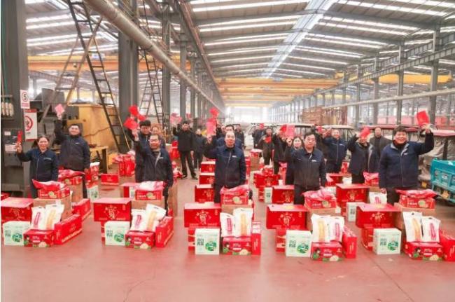 媒体评公司年会现场发6000万现金