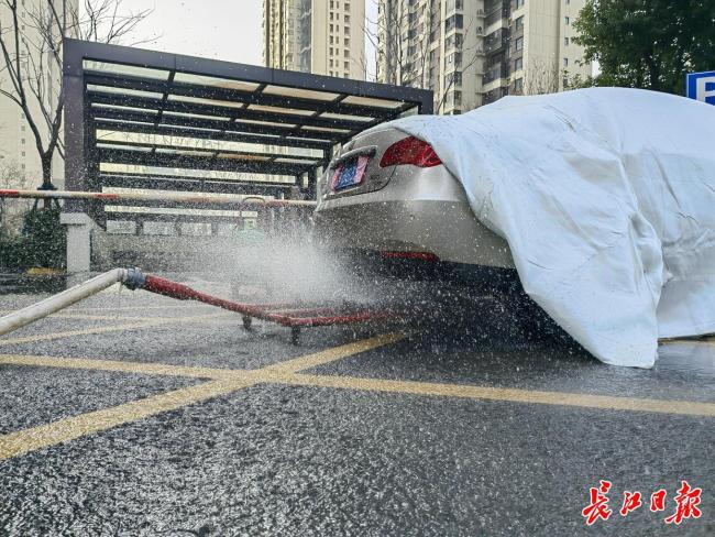 武汉一物业经理自制新能源灭火神器 精准降温防电池爆炸