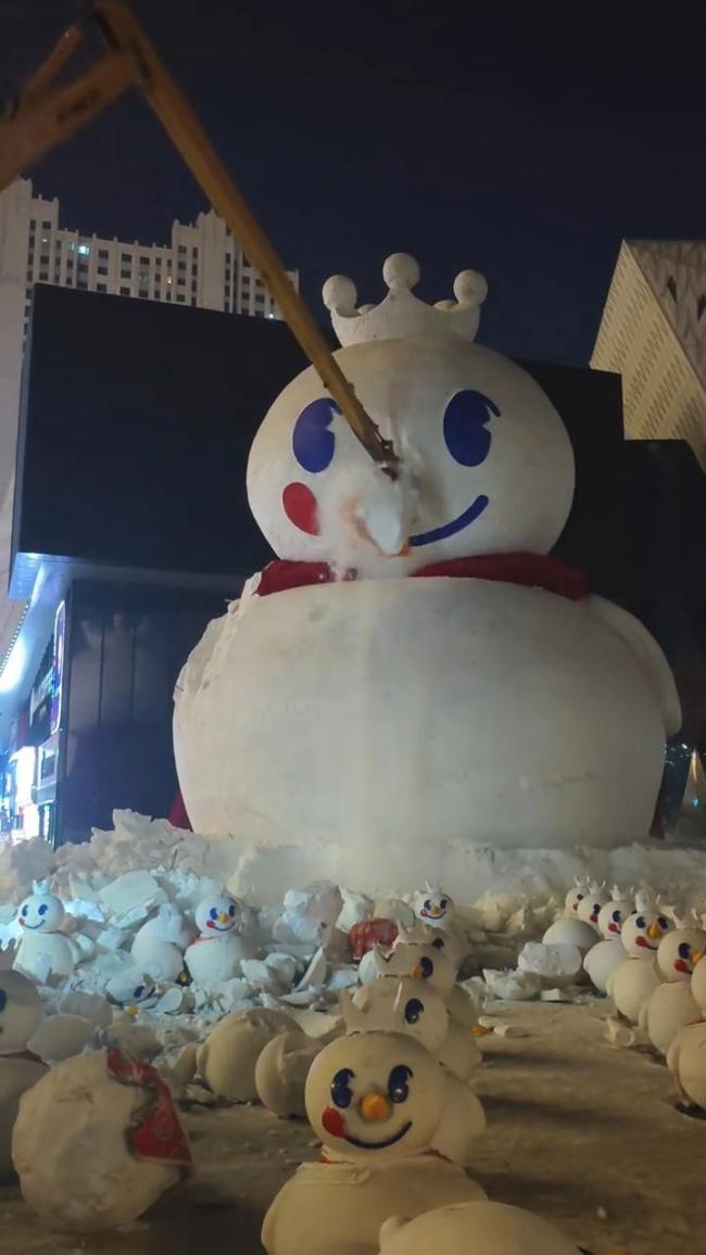 哈尔滨18米雪王鸡王被连夜拆除