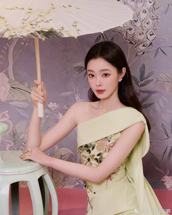 宋轶无名指戴了适度 是官宣恋情也曾品牌造型?