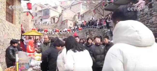 各地神态步履贺新春 多彩俗例迎新年