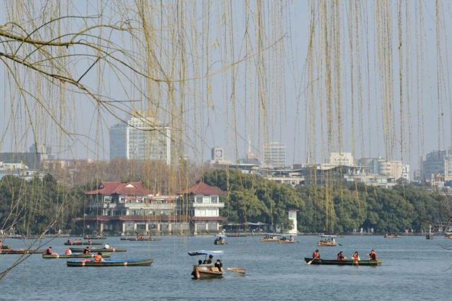 受暖湿气流影响，浙江雨水今夜入场，连下五天，局部中到大雨，还有降温和大风 春节假期先雨后晴