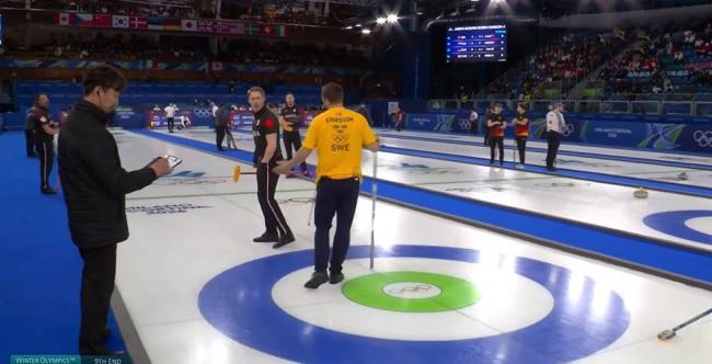 瑞典队投诉加拿大选手用手指碰壶身