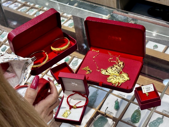 年轻人涌向广州打金一条街